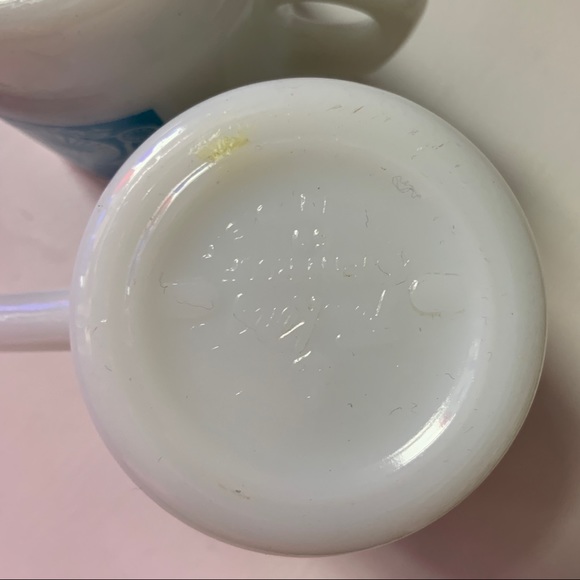 Pair of Fire King stacking milk glass D-handle mugs - Picture 8 of 8